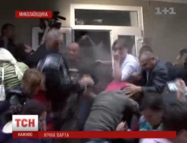 В Украине беспорядки: народ взял штурмом отделение полиции.